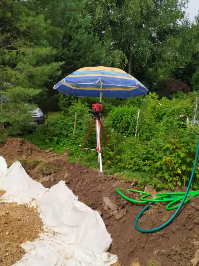 Распределение песка на площадке техникой - фото 2