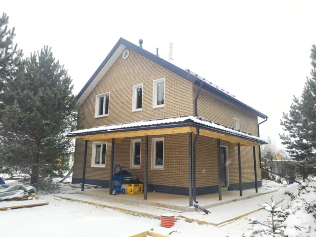Каркасный дом с готовым фасадом, кровлей и крытой террасой